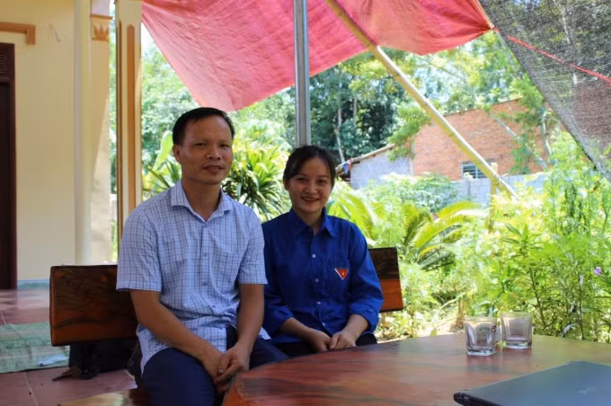 Thầy giáo chủ nhiệm Nguyễn Quốc Tuấn rất vui khi học trò lựa chọn nghề giáo để tiếp bước. Ảnh: LT