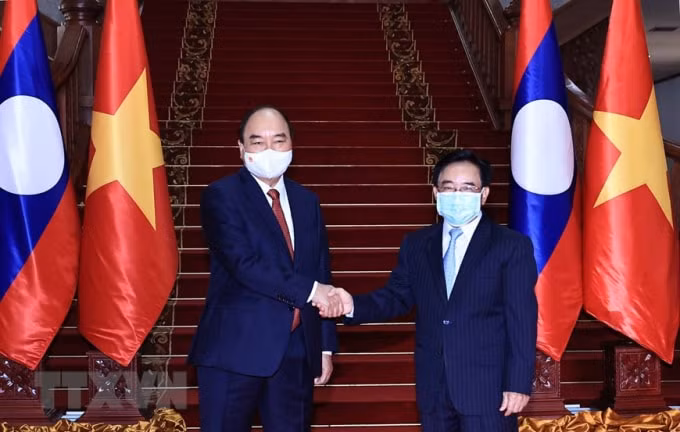 Chủ tịch nước Nguyễn Xuân Phúc và Thủ tướng Chính phủ Lào Phankham Viphavanh. (Ảnh: TTXVN)