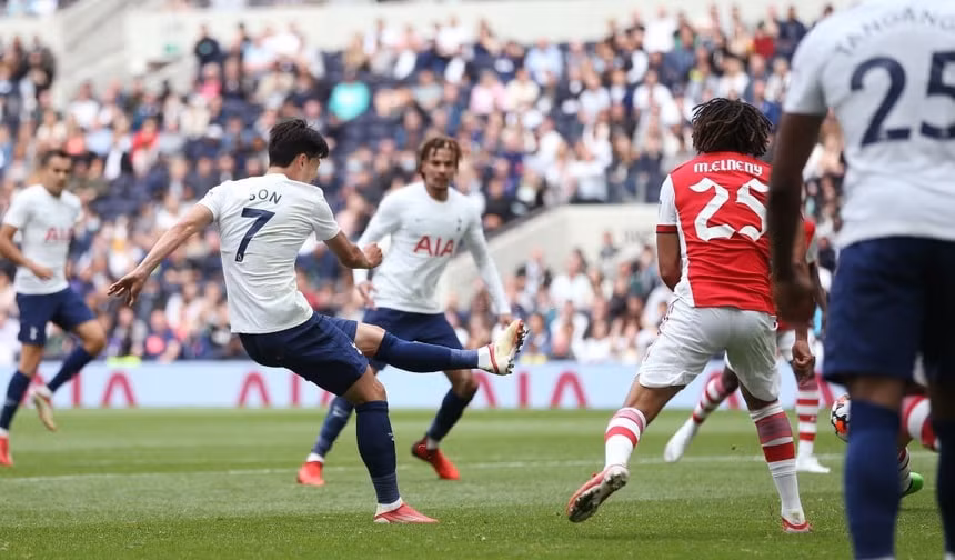 Pha xử lý bóng điêu luyện của Son giúp Tottenham thắng trận giao hữu cuối trước mùa 2021/22. Ảnh: Getty