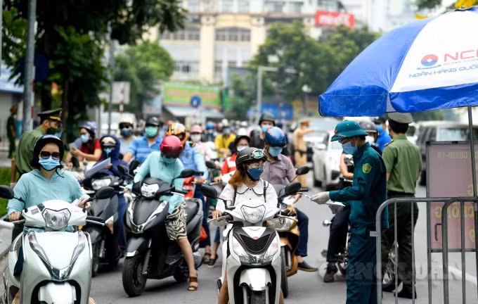 Nhiều người dân thiếu giấy tờ đi đường theo đúng quy định đã phải quay về bổ sung giấy tờ. Ảnh: Quang Hùng