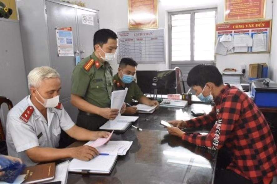 Đối tượng Nguyễn Văn Tú tại cơ quan công an. Ảnh: laodong.vn