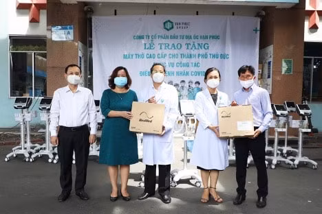 Đại diện Van Phuc Group trao tặng 26 máy thở dòng cao cho các bệnh viện tại TP.Thủ Đức -Ảnh: HL.