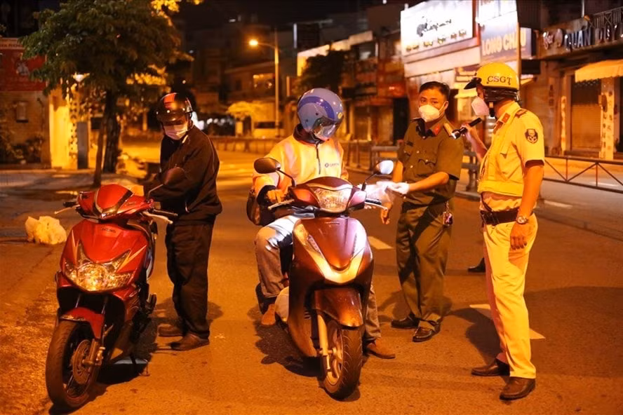 Lực lượng chức năng TP.HCM kiểm tra đối với người dân ra đường sau 18h. Ảnh: laodong.vn