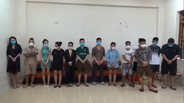 Nhóm người bị bắt khi đang sử dụng ma túy trong quán karaoke ở Ninh Bình. Ảnh: CACC