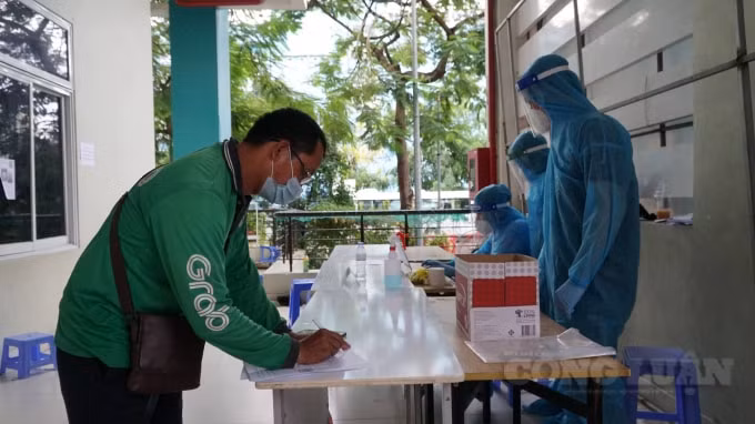 Các tài xế làm thủ tục trước khi tiêm vaccine