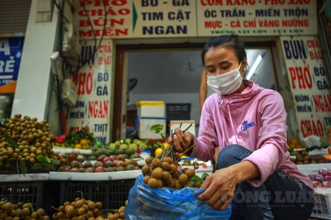 Chị Hoàng Thị Hà (chủ quán bún miến, nằm trên đường Nghĩa Tân, quận Cầu Giấy) cho hay, gần nửa tháng nay gia đình chị đã chuyển đổi đầu tư từ quán ăn qua bán hoa quả để giảm thiểu thiệt hại kinh doanh trong mùa dịch.