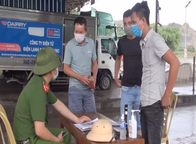 Lực lượng Công an Thanh Hoá kiểm soát chặt chẽ người và phương tiện vào tỉnh, phòng chống dịch Covid-19. Ảnh: CATH