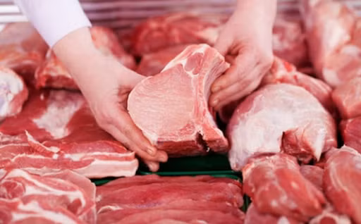 Sở dĩ có hiện tượng nghịch lý nêu trên, là do mỗi cân thịt phải trải qua quá nhiều khâu trung gian, làm độn thêm chi phí vào giá bán thành phẩm.