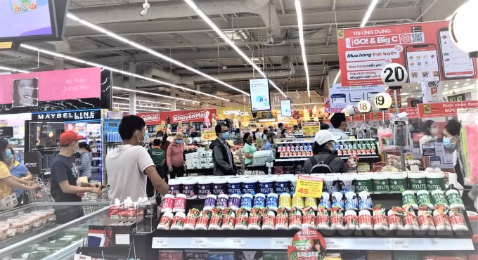 Người dân xếp hàng mua sắm tại siêu thị Big C Đồng Nai.
