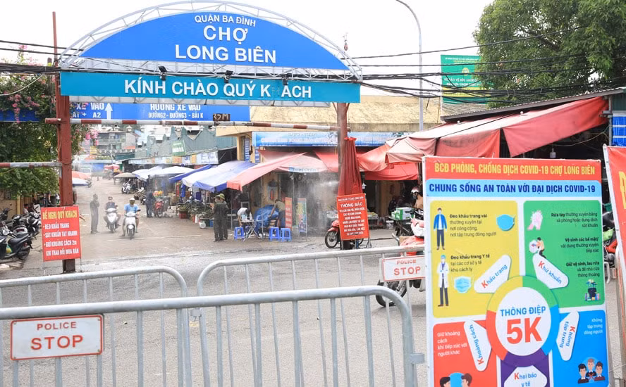 Mọi biện pháp phòng, chống dịch bệnh Covid-19 được chợ Long Biên tăng cường để bảo đảm an toàn. Ảnh: hanoimoi.vn