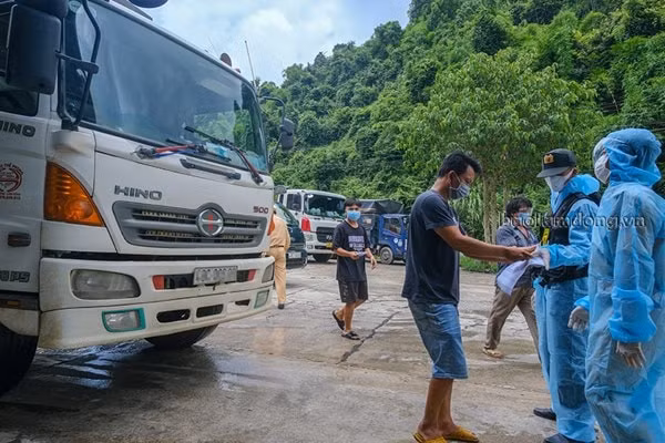 Tài xế xe tải đi qua chốt kiểm dịch Covid-19 tại đèo Chuối, Quốc lộ 20, huyện Đạ Huoai, tỉnh Lâm Đồng. Ảnh: Báo Lâm Đồng