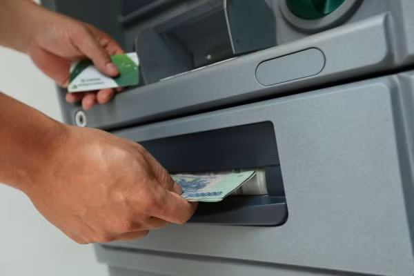 Ngày 2/8, Ngân hàng Nhà nước yêu cầu các ngân hàng thương mại giảm phí giao dịch trên ATM, POS xử lý qua NAPAS và phí giao dịch chuyển khoản liên ngân hàng 24/7.