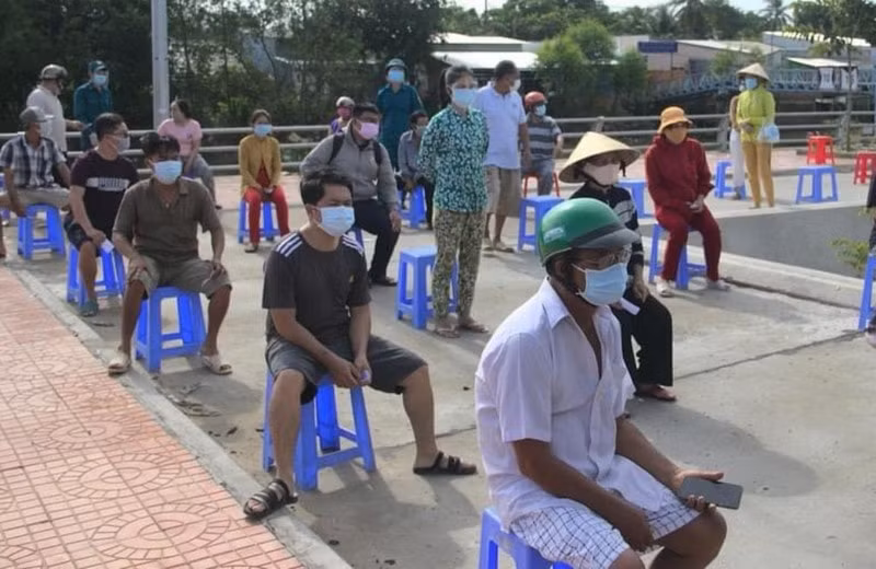Hình ảnh người dân ở Cần Thơ xếp hàng chờ test nhanh Covid-19. Ảnh: plo.vn