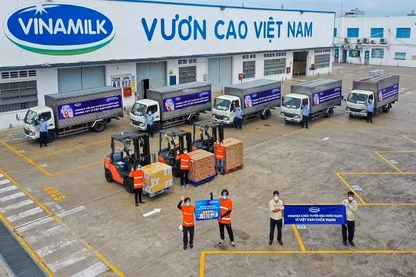 Hệ thống cửa hàng Giấc Mơ Sữa Việt của Vinamilk tăng cường hình thức bán hàng trực tuyến, giao hàng tận nhà cho khách hàng, đảm bảo các biện pháp phòng dịch