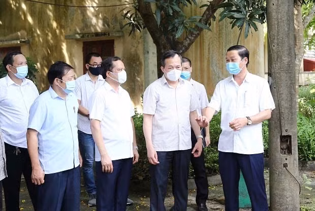 Chủ tịch UBND tỉnh Đỗ Minh Tuấn kiểm tra và chỉ đạo công tác chuẩn bị cơ sở vật chất tại khu cách ly thuộc ký túc xá Trường Chính trị tỉnh