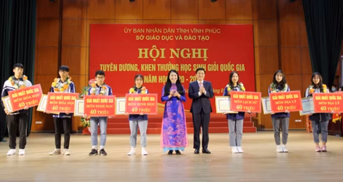 day hoc kieu nhoi nhet chay theo thanh tich ao dang boc lo nhieu mat trai hinh 2