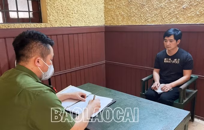 bat giu gan 1 tan hoa chat xyanua van chuyen trai phep vao khu vuc khai thac vang tho phi hinh 1