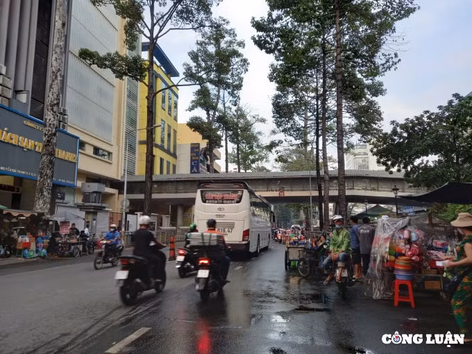 tp hcm muon kieu phan chia via he cua nguoi di bo de lam bai giu xe hinh 2