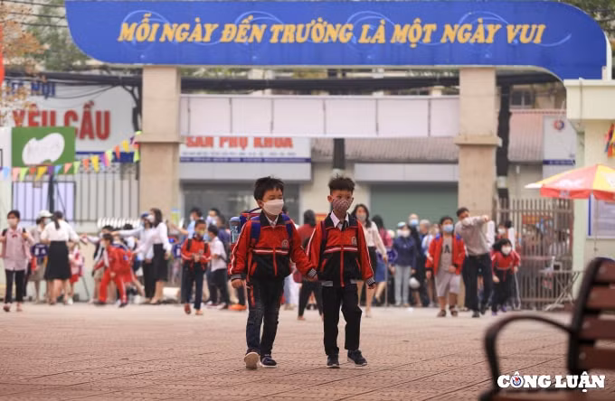 ha noi hoc sinh tieu hoc chinh thuc di hoc sau gan mot nam hoc online o nha hinh 10