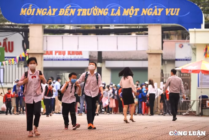 ha noi hoc sinh tieu hoc chinh thuc di hoc sau gan mot nam hoc online o nha hinh 9