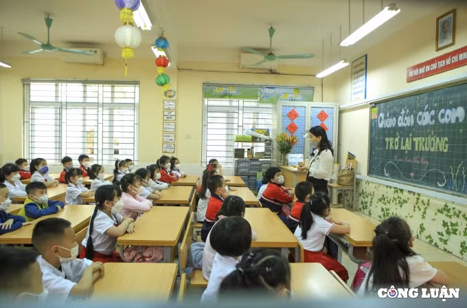 ha noi hoc sinh tieu hoc chinh thuc di hoc sau gan mot nam hoc online o nha hinh 19
