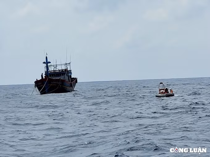 cuu thanh cong tau ca ngu dan suyt chim o vung bien hoang sa hinh 1