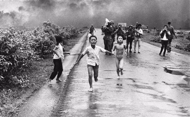 trien lam anh cua nhiep anh gia nick ut tac gia buc anh em be napalm hinh 3