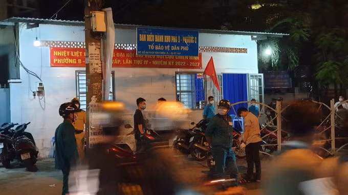 mot dan quan tu ve bi dam tu vong truoc cong truong hoc hinh 2