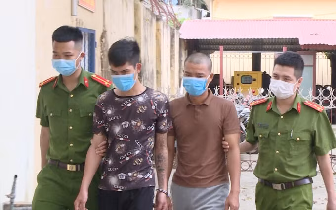 bat giu 2 con nghien di trom cac thiet bi giao thong tren duong quoc lo hinh 1