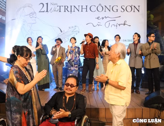 nhung hinh anh xuc dong ve dem nhac 21 nam nho trinh cong son hinh 1