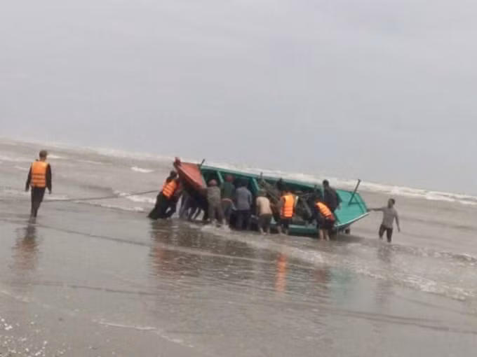 tim kiem ngu dan mat tich khi lat thuyen tren bien ha tinh hinh 2