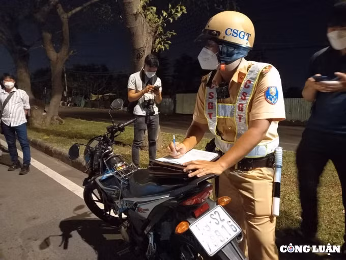 kiem tra nong do con tai xe tu xung nguoi nuoc ngoai cu nhay gan 1 tieng hinh 14