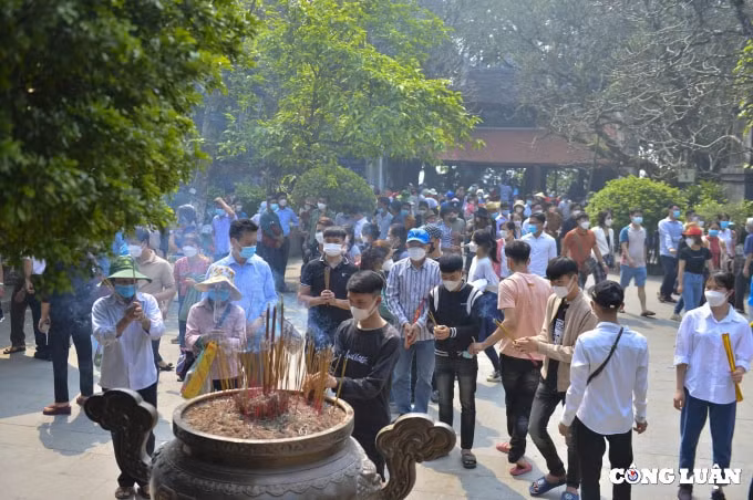 hang van nguoi dan do ve den hung truoc ngay chinh le hinh 10