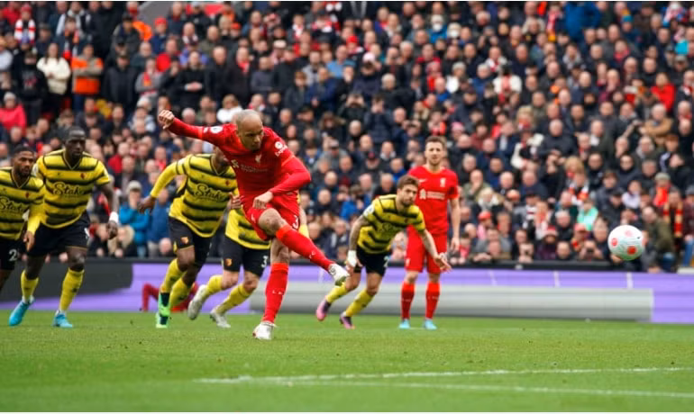 danh bai watford 2 0 liverpool doc chiem ngoi dau tu man city hinh 2
