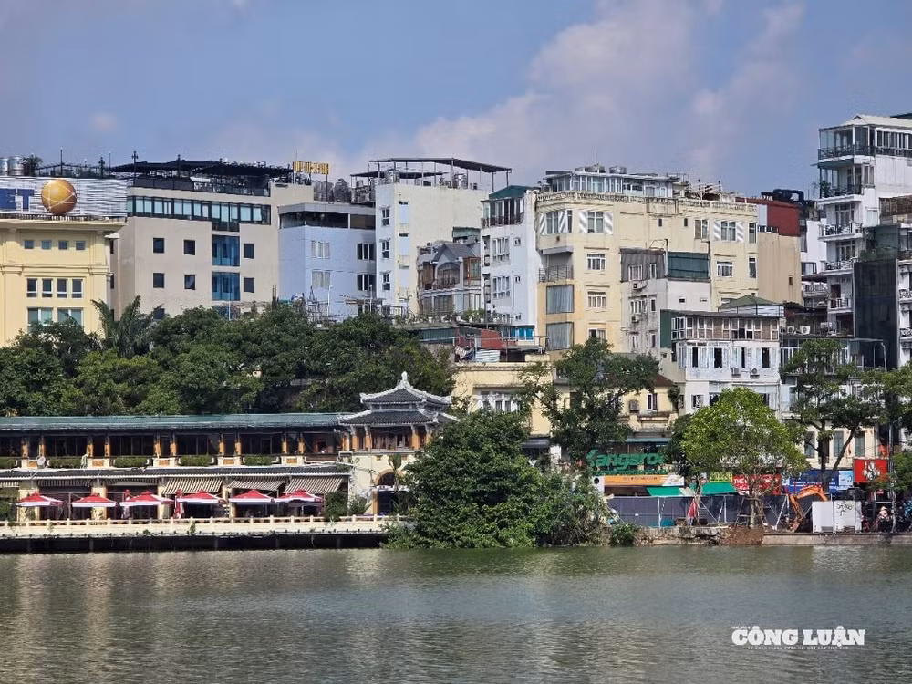 Ghi nhận ngày 11/8 cho thấy, lực lượng chức năng đang tiến hành phá dỡ một số hạng mục cơi nới, mái tôn và các công trình tạm của nhà hàng Thủy Tạ.