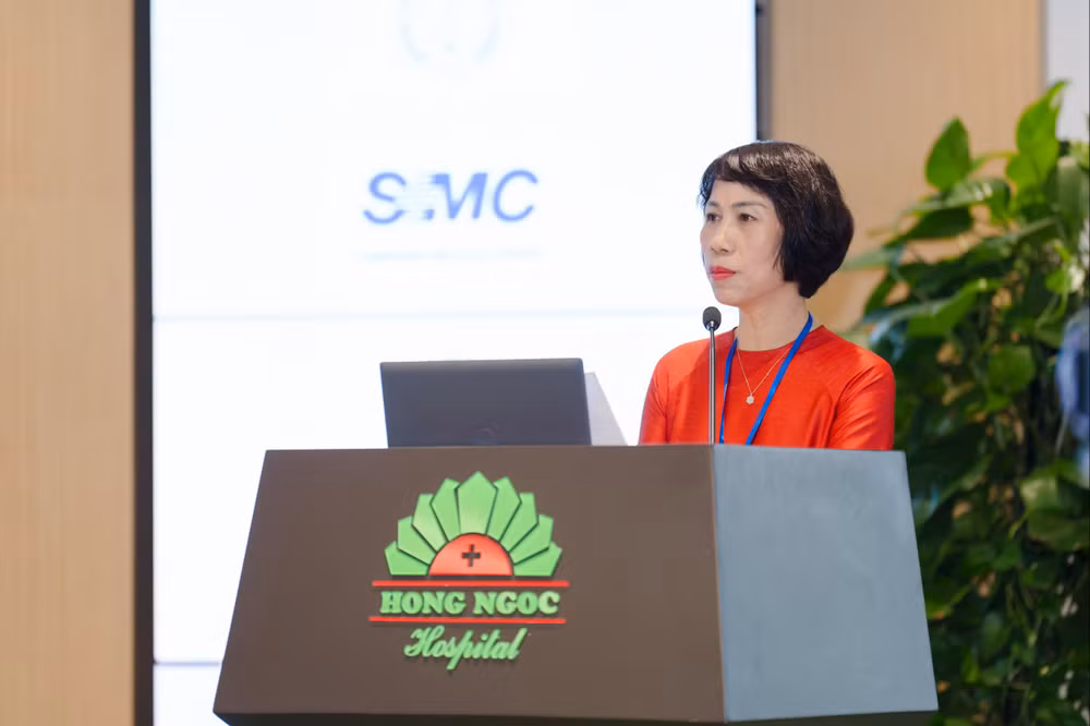(Ảnh 3 TCBC) PGS.TS.BS Nguyễn Thị Minh Phương – Chuyên gia Ung bướu BVĐK Hồng Ngọc Phúc Trường Minh phát biểu khai mạc hội thảo