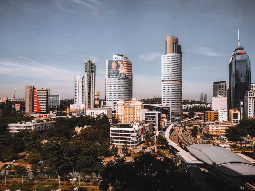 các tòa nhà thành phố vào ban ngày