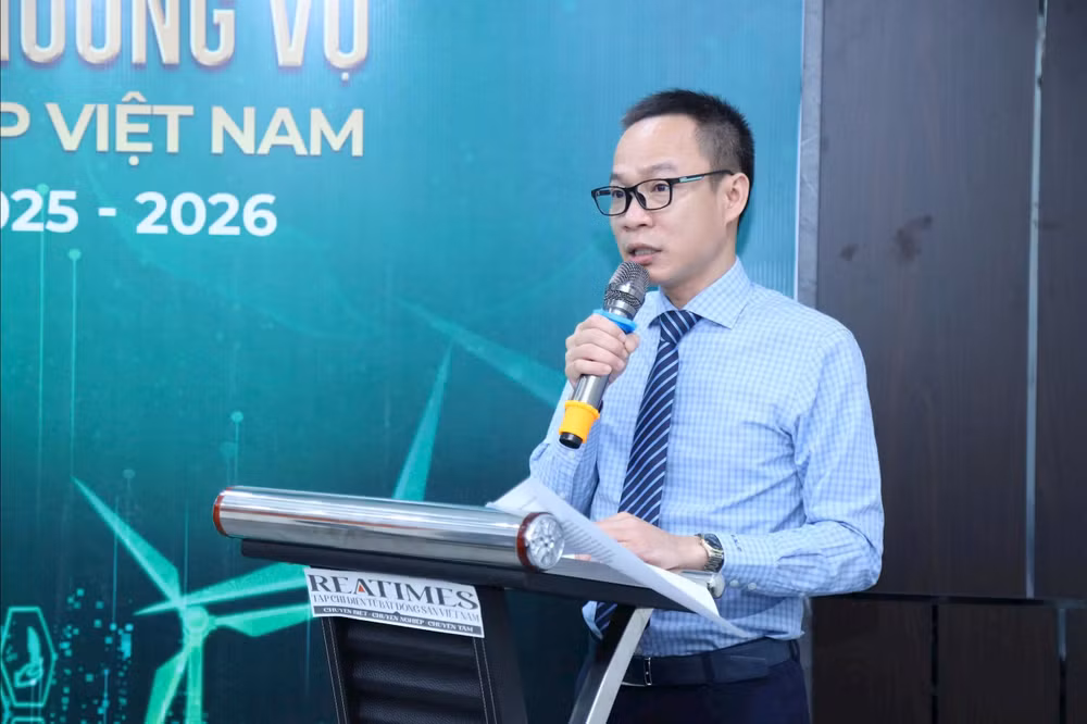 NB Phạm Nguyễn Toan trình bày báo cáo 2
