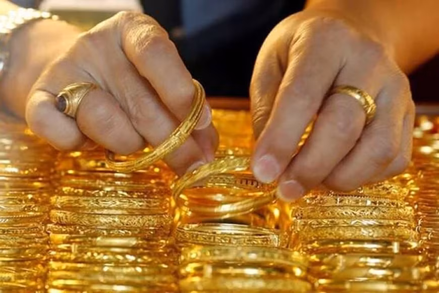 Giá vàng hôm nay 12/8: Giá vàng lao dốc, tấp nập khách mua