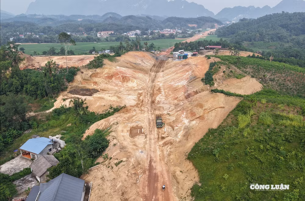 Tháo gỡ khó khăn để bảo đảm tiến độ dự án đường Hồ Chí Minh đoạn Chợ Chu - Ngã ba Trung Sơn nối tỉnh Thái Nguyên với Tuyên Quang.