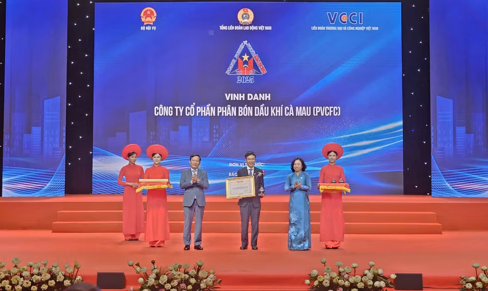 Ông Nguyễn Đức Hạnh - TV HĐQT - Chủ tịch Công đoàn Công ty đại diện PVCFC nhận vinh danh