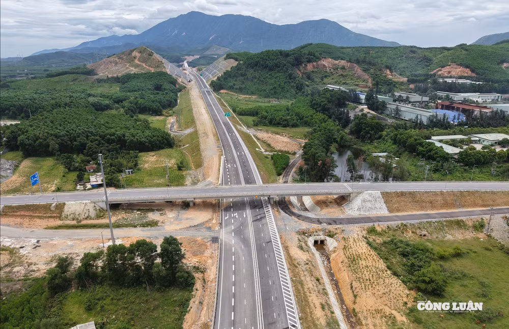 Những ngày qua, trên công trường dự án thành phần cao tốc Bắc - Nam đoạn Vũng Áng - Bùng và Vạn Ninh - Cam Lộ không khí lao động đang hết sức khẩn trương để đảm bảo thông xe dịp 19/8, nối liền cao tốc từ Hà Nội tới Đà Nẵng.