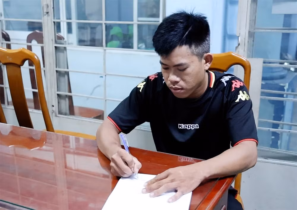 Ép con nợ chụp ảnh khỏa thân, quan hệ tình dục mới cho vay tiền - 1