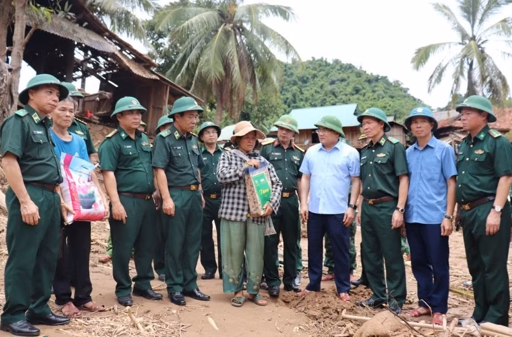 Thủ trưởng Bộ Tư lệnh Bộ đội Biên phòng và lãnh đạo tỉnh Nghệ An thăm hỏi, tặng quà các hộ gia đình bị thiệt hại do mưa lũ tại bản Xiềng Tắm, xã Mỹ Lý, tỉnh Nghệ An, tháng 7/2025. 