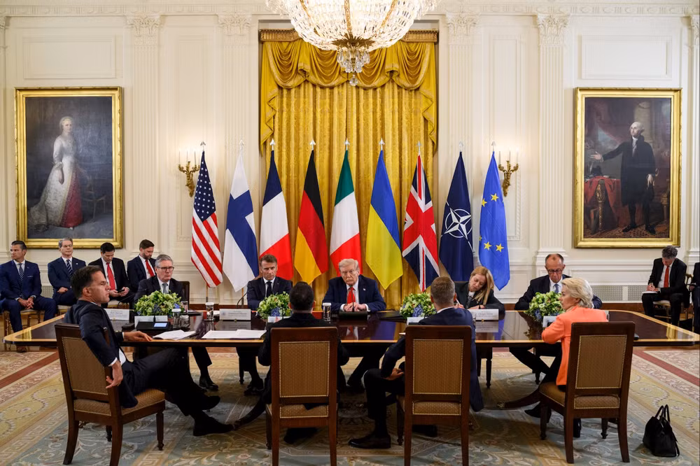 Quang cảnh cuộc họp giữa ông Trump, ông Zelenskyy và các lãnh đạo châu Âu ở . Ảnh: Nhà Trắng