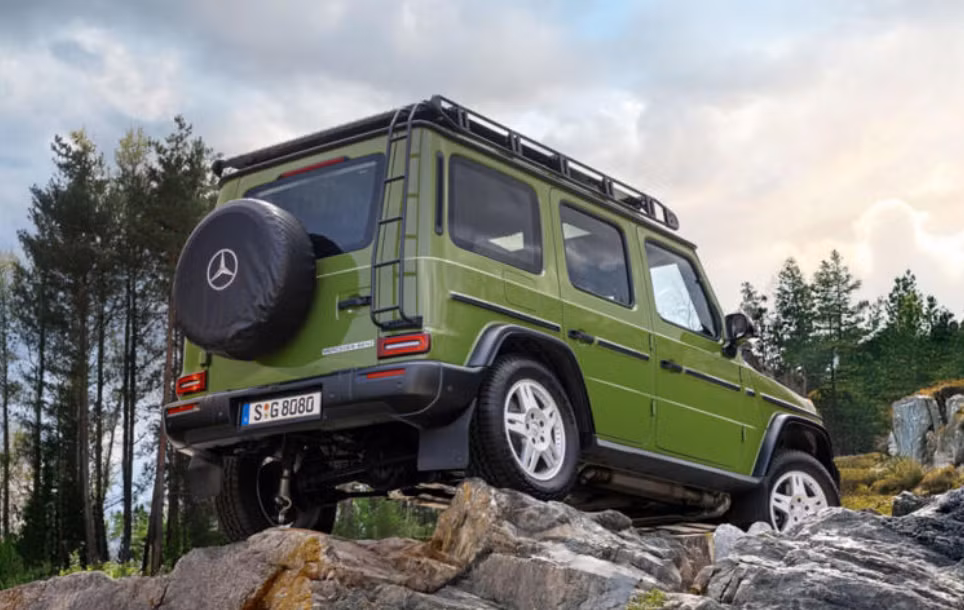 Mercedes-Benz G-Class màu xanh leo địa hình đá. Ảnh: Carscoops
