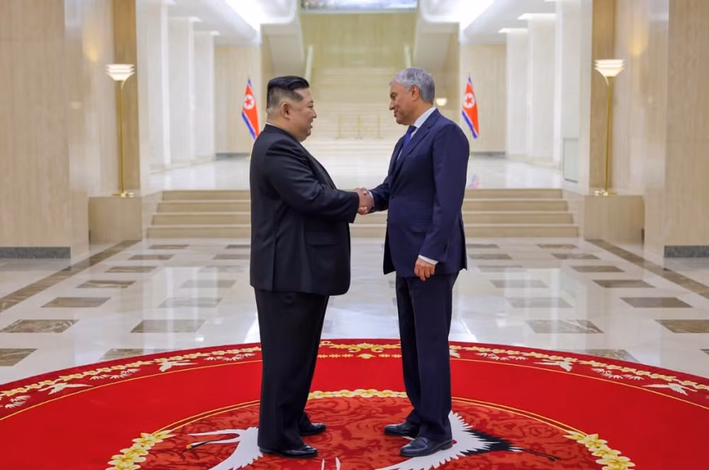 Ông Kim Jong Un và Chủ tịch Duma Quốc gia Nga Vyacheslav Volodin. Ảnh: X/NorthNKAAL