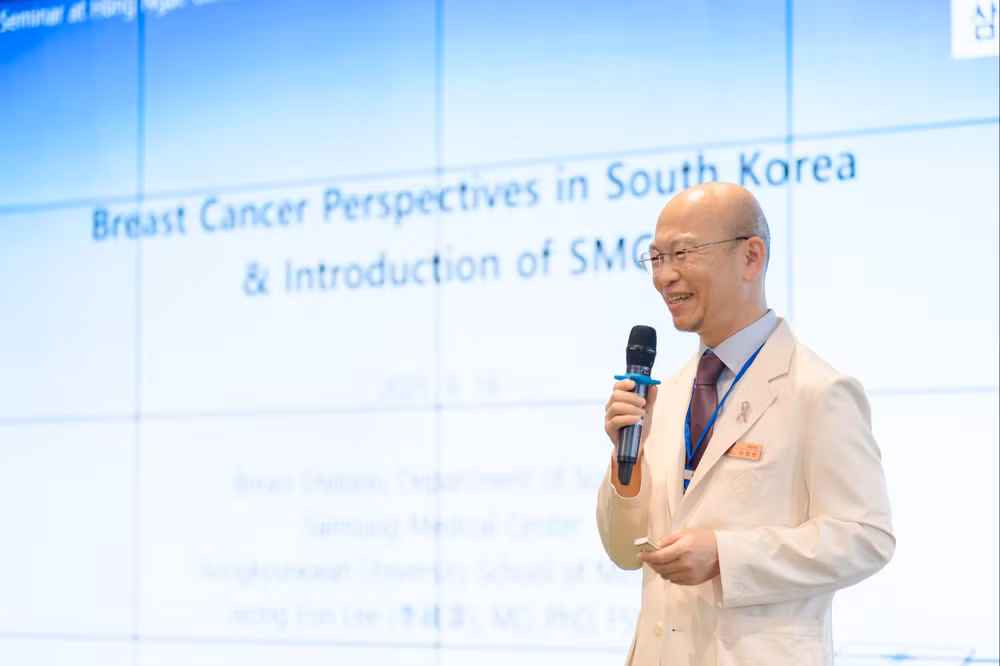 (Ảnh 5 TCBC) GS. Jeong Eon Lee, Giám đốc Trung tâm Ung thư Vú - Giám đốc Văn phòng Đối ngoại, Trung tâm Y tế Samsung trình bày báo cáo