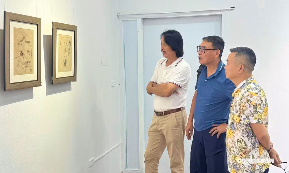 Công chúng tham quan không gian triển lãm 