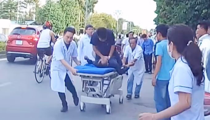 Nhân viên y tế ngồi lên xe ép tim cho nạn nhân trên đường đưa đến Khoa Cấp cứu. Ảnh: Bệnh viện cung cấp